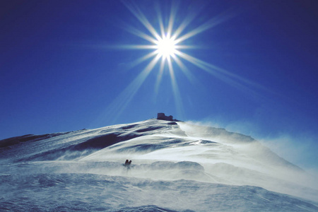 带着背包和帐篷冬季登山活动