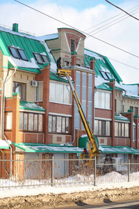 清洁服务清扫屋顶的积雪.特种设备工人冬季清洁雪.