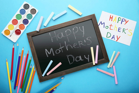 由水彩颜料和粉笔绘制的母亲节快乐母亲日