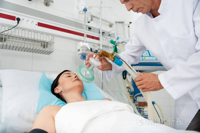 医生给熟睡的小姐戴上氧气面罩