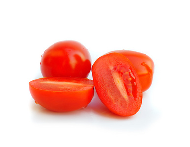 在白色背景上的红番茄