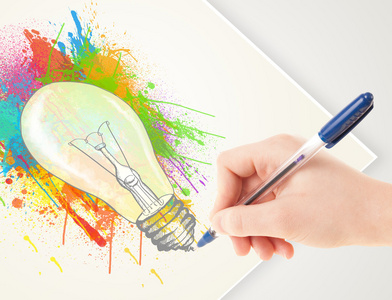 用一支笔手绘图多彩的主意灯泡