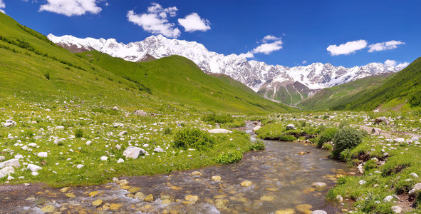 高加索山的全景