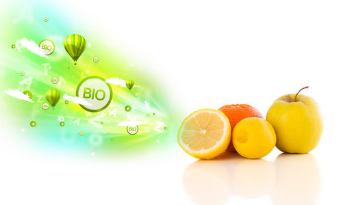 多彩多汁的水果与绿色生态标志和图标