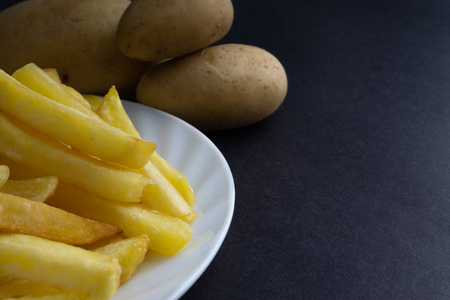 土豆油炸或薯条在深色背景与选择性焦点和裁剪片段