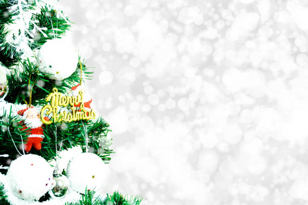 圣诞树和圣诞装饰品。美丽的装饰与目前的盒子在冬季景观与雪。可用于背景或墙纸