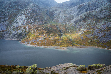 挪威 Folgefonna 国家公园的一座高山湖泊风景秀丽。阴秋日山。湖的秋天风景