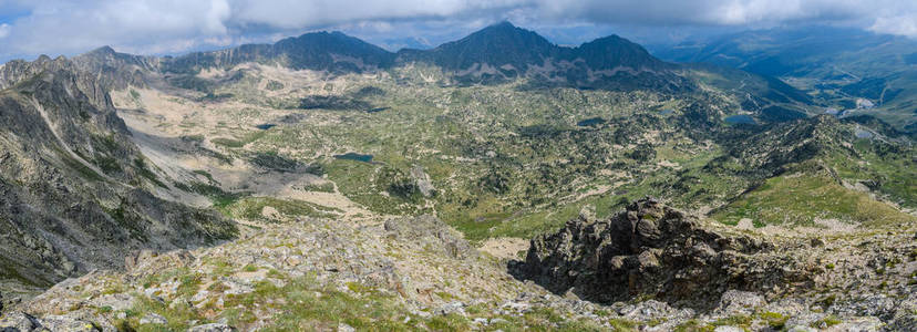 从安道尔 Montmalus 赛道的山顶俯瞰全景