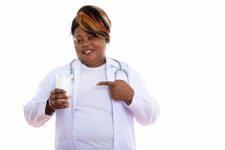 工作室拍摄的快乐胖黑色非洲女人医生微笑网络结构