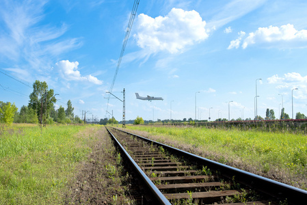 铁路和背景中的飞机