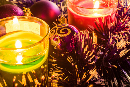 圣诞饰品和圣诞装饰品和装饰品在蜡烛的光。温暖的灯光, 一个神奇和舒适的假期感觉。家庭圣诞节