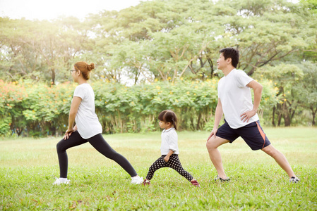 愉快的亚洲家庭锻炼在公园