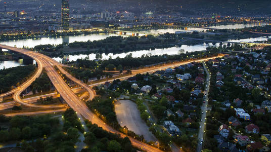 夜晚的维也纳城市景观, 鸟瞰图。奥地利