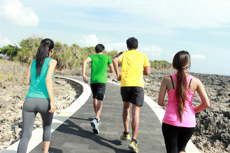 四人跑步一起跑步的人的肖像照片