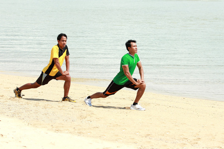 两个男人在海滩上的运动