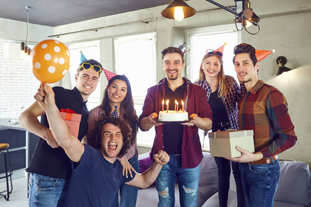 的生日聚会蜡烛蛋糕的黑白色图片朋友生日聚会玩乐儿童聚会和庆祝概念