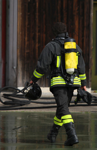 消防员用氧气瓶后关掉火