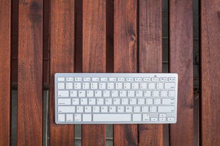 木板桌上的键盘