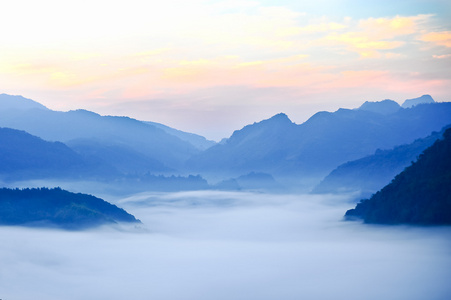 蒋清迈早晨在山顶上看，泰国