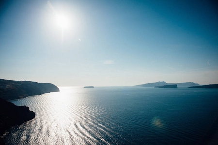 圣托里尼岛的传统看法与蓝色海天空日落和海岛