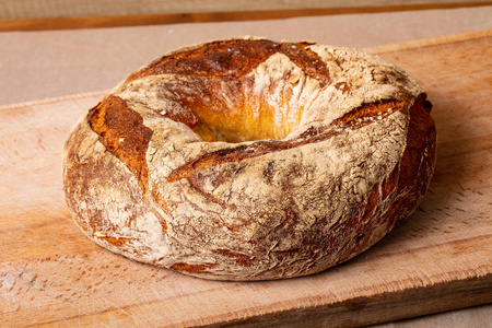 自制的美味面包的木质背景