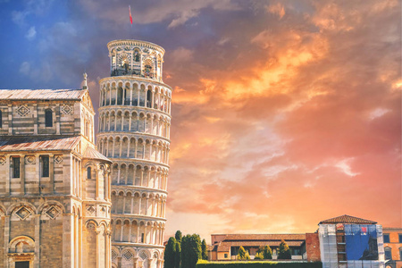 意大利比萨倾斜塔风景秀丽的日落天空