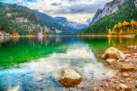 风景秀丽的山水风光与 Dachstein 山山顶由岣梢湖山湖在秋天萨尔茨卡梅谷区域上部奥地利奥地利