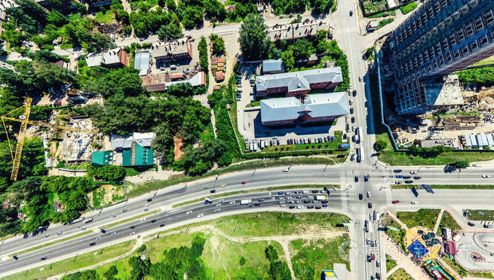 与空中城市景观十字路口道路房屋建筑物公园及停车场阳光灿烂的夏天