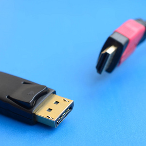 音频视频 Hdmi 计算机电缆插头和20针男性 Displayport 镀金连接器为一个完美的连接在蓝色背景上