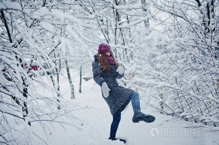 白雪覆盖的冬天雪天的女孩画像