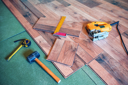 层压地板上的不同木工工具