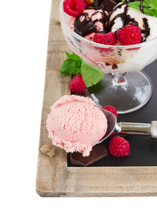 勺草莓冰淇淋