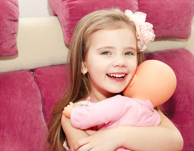 可爱的小女孩玩洋娃娃照片