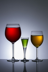 三种颜色的玻璃酒精