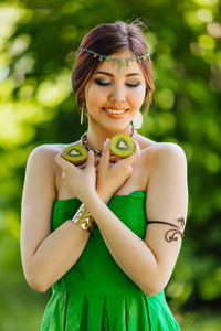 美丽的年轻亚洲妇女与猕猴桃