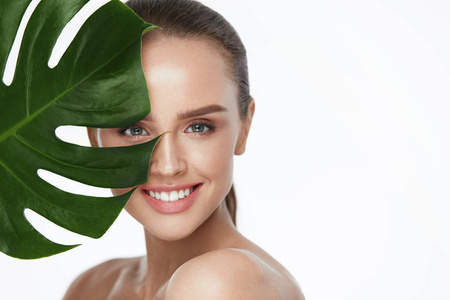 植物呵护健康面部美容.美丽的妇女与新鲜健康皮肤照片