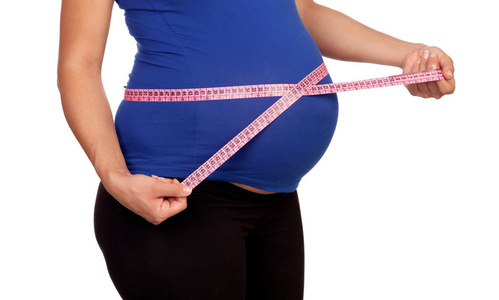 孕妇测量她的肚子里