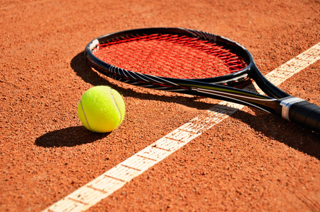网球和球拍是在地毯上法庭水平