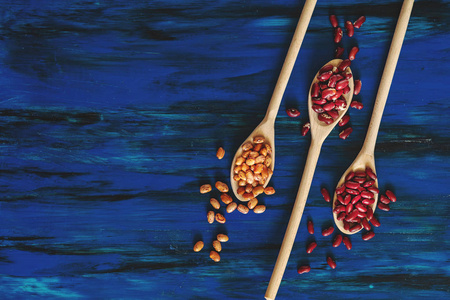 木勺芸豆在深蓝色木质背景绿豆红芸豆白豆棕豆中的分类