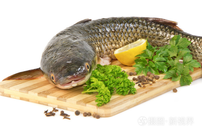 在切菜板上的鱼