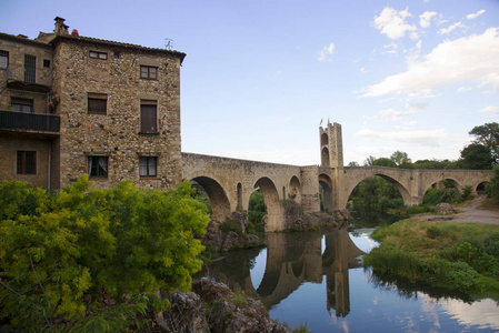 横跨 El Fluvia 河的桥梁在 Besalu