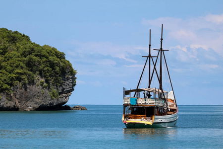 海洋中的白色帆船, 享有岛屿和蓝天的景色, 泰国湾