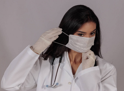 女医院工作人员戴口罩照片