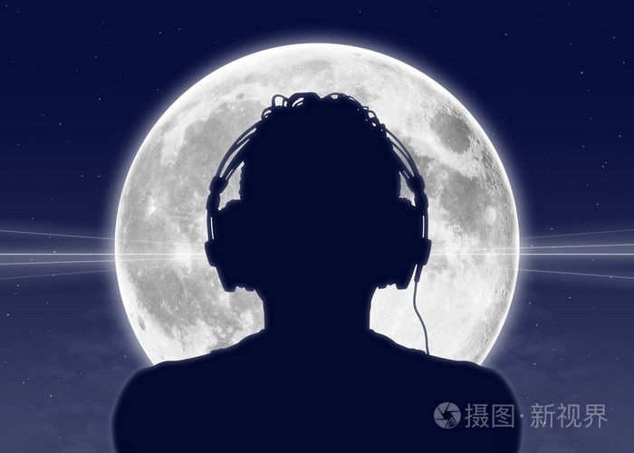 听音乐在满月的男人