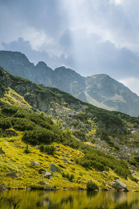 一个美丽, 干净的湖泊在山谷中平静, 晴朗的一天。山风景与水在夏天。塔特拉山脉在斯洛伐克, 欧洲