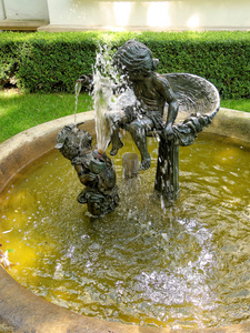 波兰 Rzeszow 儿童雕塑的历史喷泉