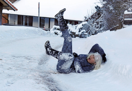 雪地滑倒图片