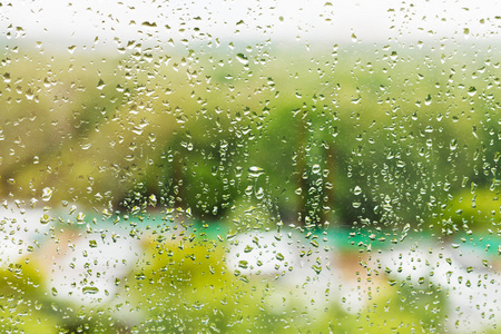 雨滴在窗户玻璃上在夏季的一天