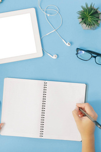 女性工作场所概念, 女性手写在笔记本上的蓝色背景