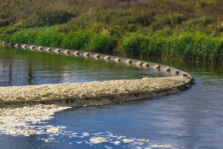 发电厂污染物质进入天然河流的废水